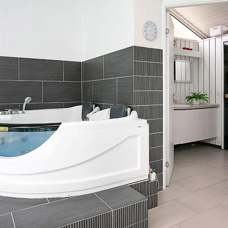 8 Person In Feriehus Løkken